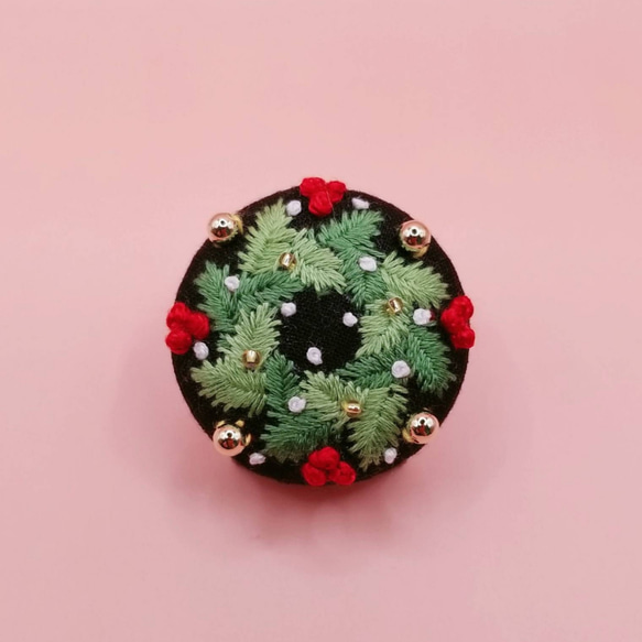 手刺繍ブローチ・ヘアゴム《クリスマスリース》×黒  くるみボタン クリスマスツリーのオーナメント(飾り) 4枚目の画像
