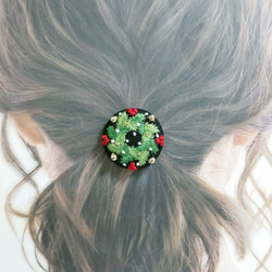 手刺繍ブローチ・ヘアゴム《クリスマスリース》×黒  くるみボタン クリスマスツリーのオーナメント(飾り) 5枚目の画像