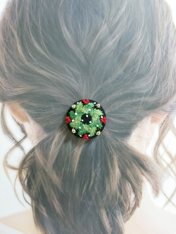 手刺繍ブローチ・ヘアゴム《クリスマスリース》×黒  くるみボタン クリスマスツリーのオーナメント(飾り) 5枚目の画像