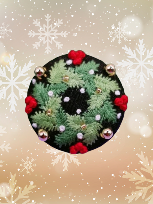 完売】手刺繍ブローチ・ヘアゴム《クリスマスリース》×黒 くるみボタン 