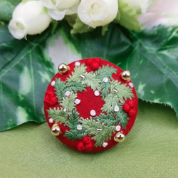 手刺繍ブローチ・ヘアゴム《クリスマスリース》×赤  くるみボタン クリスマスツリーのオーナメント(飾り) 2枚目の画像