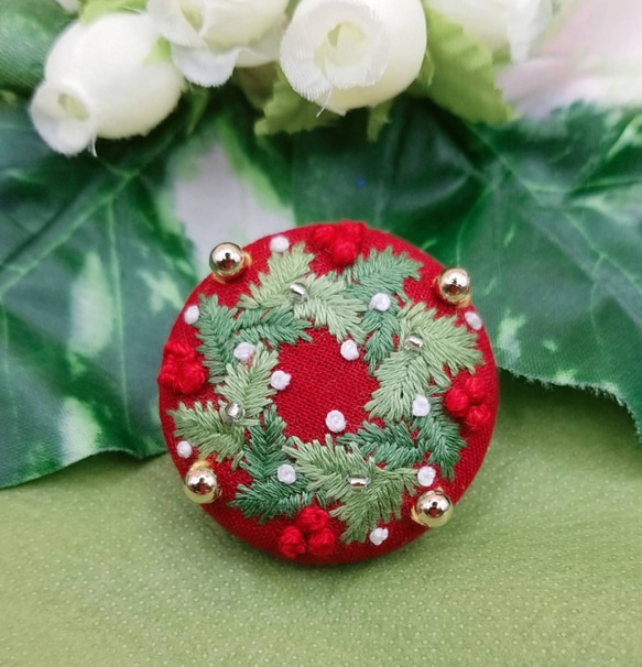 手刺繍ブローチ・ヘアゴム《クリスマスリース》×赤  くるみボタン クリスマスツリーのオーナメント(飾り) 2枚目の画像