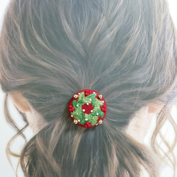 手刺繍ブローチ・ヘアゴム《クリスマスリース》×赤  くるみボタン クリスマスツリーのオーナメント(飾り) 5枚目の画像