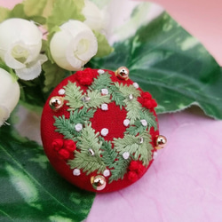 手刺繍ブローチ・ヘアゴム《クリスマスリース》×赤  くるみボタン クリスマスツリーのオーナメント(飾り) 3枚目の画像
