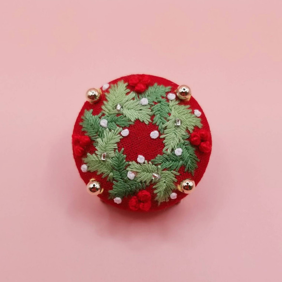 手刺繍ブローチ・ヘアゴム《クリスマスリース》×赤  くるみボタン クリスマスツリーのオーナメント(飾り) 4枚目の画像
