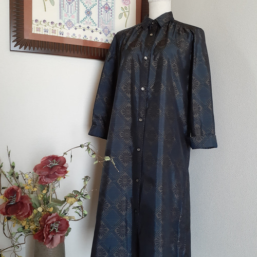 着物リメイク　大島紬丸襟シャツワンピース 着物リメイク＊大島紬＆藍染めオフタートル変わり襟花びらパッチ