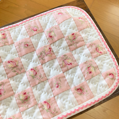 ピンクのバラの四角つなぎのマット パッチワークキルトタペストリー