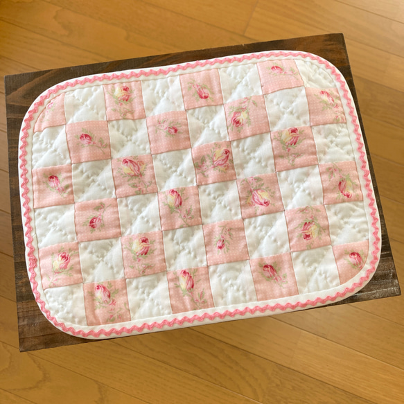 ピンクのバラの四角つなぎのマット　パッチワークキルトタペストリー 2枚目の画像