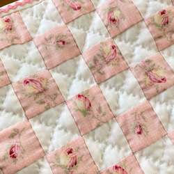 ピンクのバラの四角つなぎのマット　パッチワークキルトタペストリー 7枚目の画像