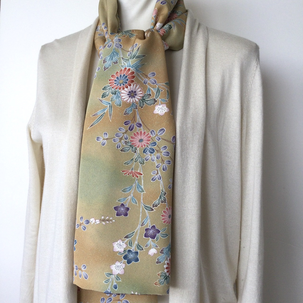 暈し染めに優しいお花柄とポップな絞り染め、楽しめるリバーシブルスカーフ