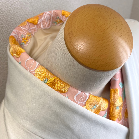 【新春SALE】〜8日まで  洗える刺繍半衿　マンゴー色のお花 4枚目の画像