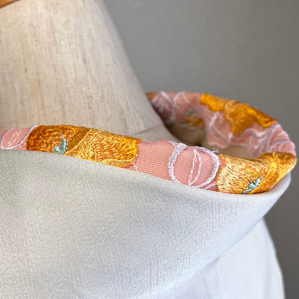 【新春SALE】〜8日まで  洗える刺繍半衿　マンゴー色のお花 5枚目の画像
