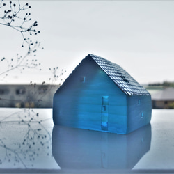 ガラスの家　置物　ブルー マット　銀彩屋根 3枚目の画像