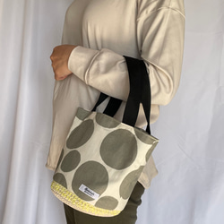 カーキ水玉模様と生成りの編みカゴバック(編みトートバッグ) 4枚目の画像