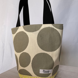 カーキ水玉模様と生成りの編みカゴバック(編みトートバッグ) 7枚目の画像