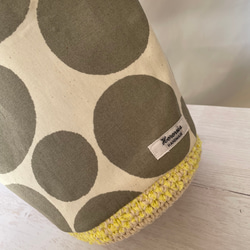 カーキ水玉模様と生成りの編みカゴバック(編みトートバッグ) 12枚目の画像