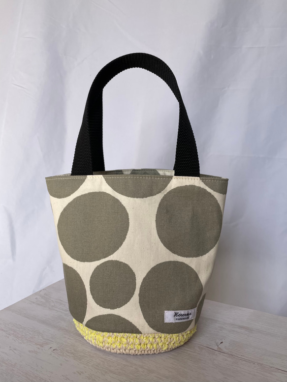 カーキ水玉模様と生成りの編みカゴバック(編みトートバッグ) 8枚目の画像