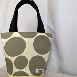 カーキ水玉模様と生成りの編みカゴバック(編みトートバッグ) 9枚目の画像