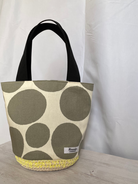カーキ水玉模様と生成りの編みカゴバック(編みトートバッグ) 9枚目の画像