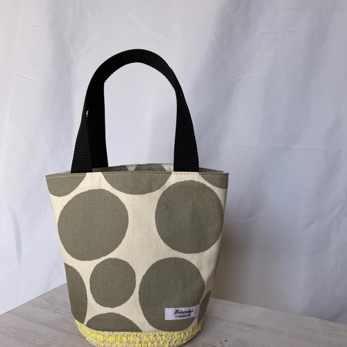 トートバッグ かごバッグ　カーキ色 超美品 カーキ水玉模様と生成りの編みカゴバック(編みトートバッグ