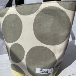 カーキ水玉模様と生成りの編みカゴバック(編みトートバッグ) 10枚目の画像