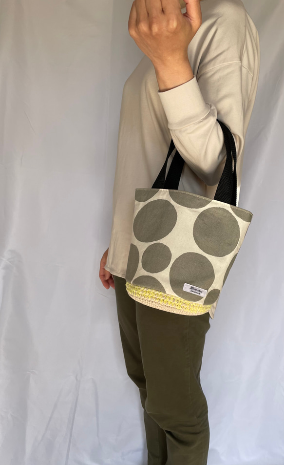カーキ水玉模様と生成りの編みカゴバック(編みトートバッグ) 3枚目の画像