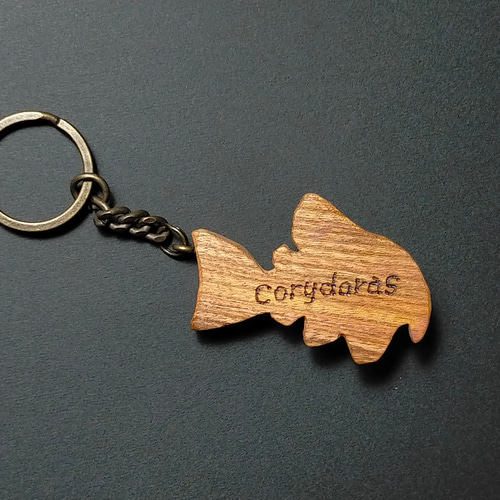 WOODYコリドラス キーホルダー 熱帯魚 アクアリウム 木彫 天然木
