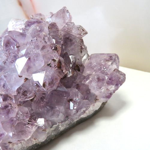 原石　アメジスト色のインクルージョン 美しい鉱物標本】インクルージョンアメジスト／瑪瑙との共生