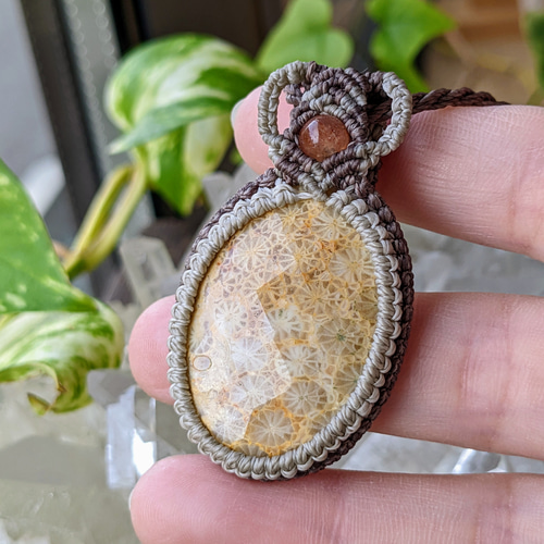 フォッシルコーラルラブラドライトマクラメネックレス