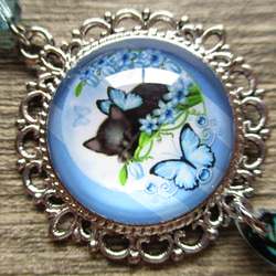 ◇3410再販 ✨青い花蝶と黒猫の妖精　本革紐のネックレス ※約50㎝ 4枚目の画像