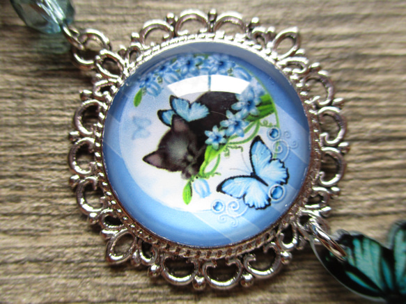 ◇3410再販 ✨青い花蝶と黒猫の妖精　本革紐のネックレス ※約50㎝ 4枚目の画像
