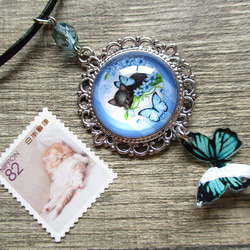 ◇3410再販 ✨青い花蝶と黒猫の妖精　本革紐のネックレス ※約50㎝ 9枚目の画像