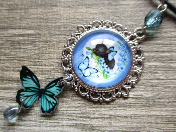 ◇3410再販 ✨青い花蝶と黒猫の妖精　本革紐のネックレス ※約50㎝ 2枚目の画像