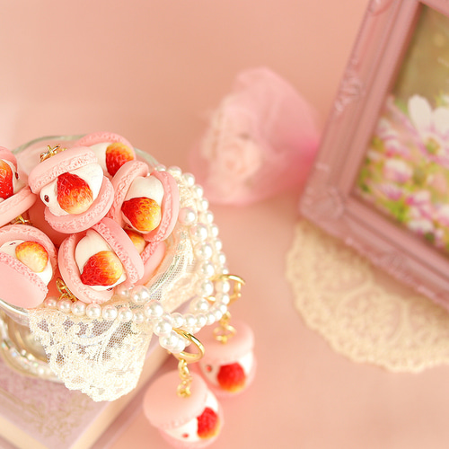 いちごのマカロン　フェイクスイーツ　キーホルダー　ハンドメイド Amazon.co.jp: いちごのマカロン フェイクスイーツ キーホルダー