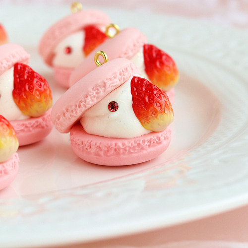 いちごのマカロン　フェイクスイーツ　キーホルダー　ハンドメイド Amazon.co.jp: いちごのマカロン フェイクスイーツ キーホルダー