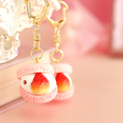 いちごのマカロン　フェイクスイーツ　キーホルダー　ハンドメイド Amazon.co.jp: いちごのマカロン フェイクスイーツ キーホルダー