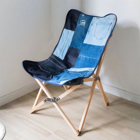 キャンプやフェスのアウトドアシーン 折り畳みのイス ジーンズ