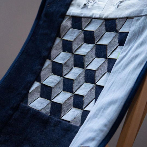 キャンプやフェスのアウトドアシーン 折り畳みのイス ジーンズ DIY