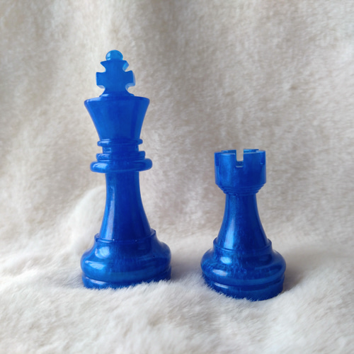 チェスの駒】深青色の駒（キング／ルーク） その他インテリア雑貨 卵の