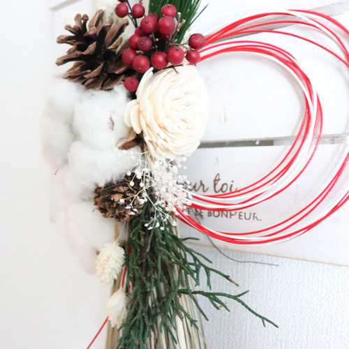 迎春ピック付き☆お正月飾り～松と綿の実スワッグ～（プリザーブド