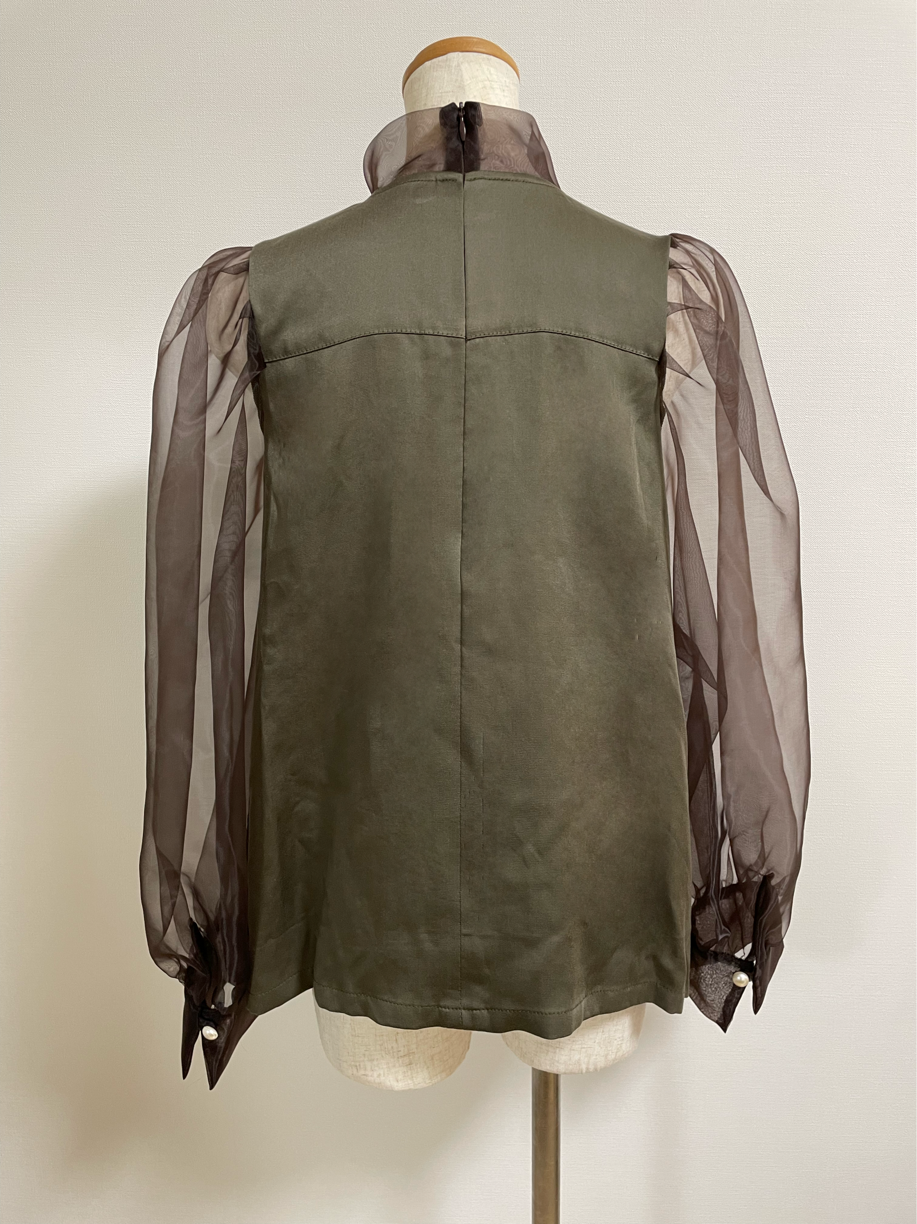 シアースリーブのブラウス　フォーマルシーンにも❣️