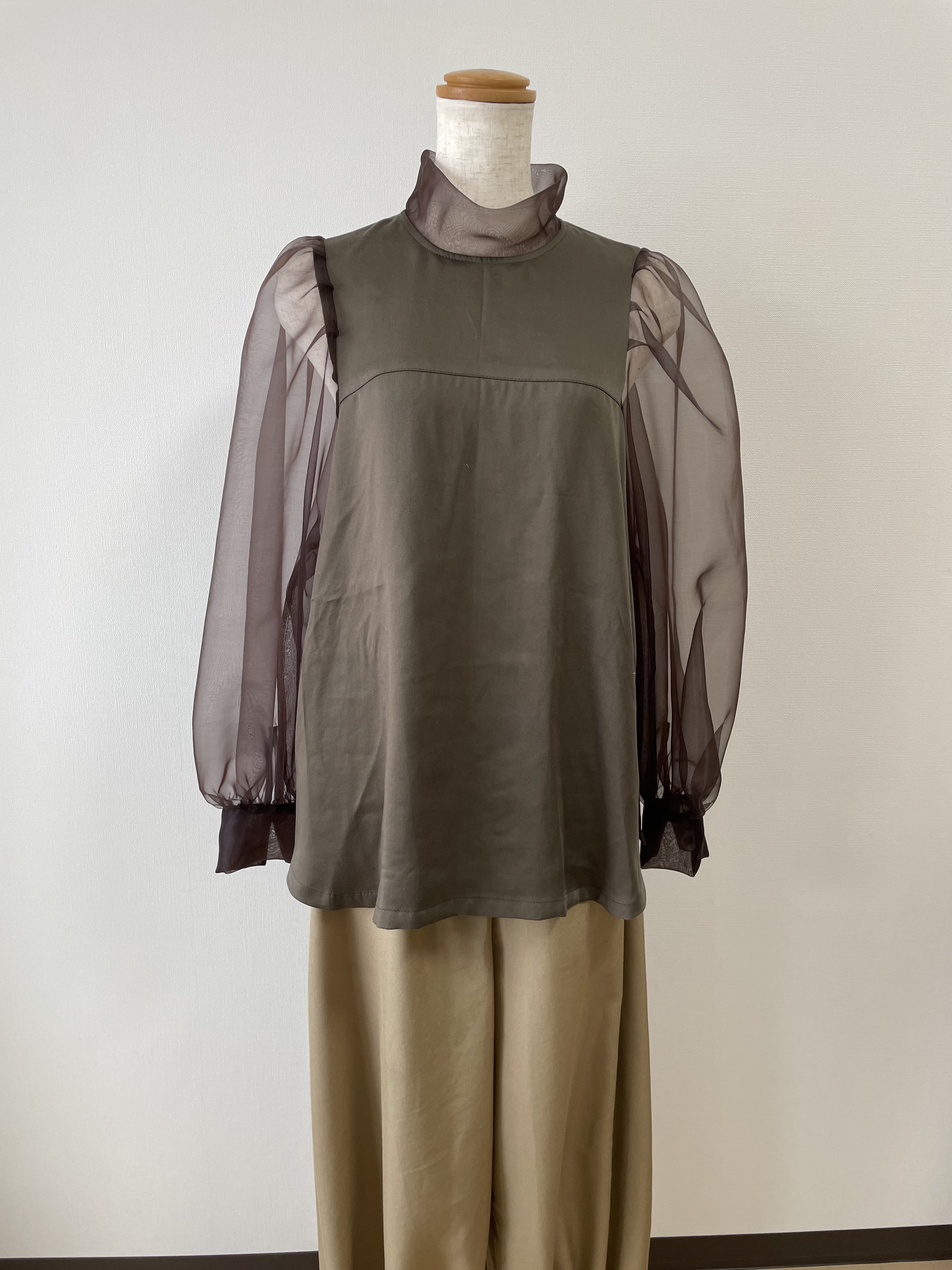 シアースリーブのブラウス　フォーマルシーンにも❣️