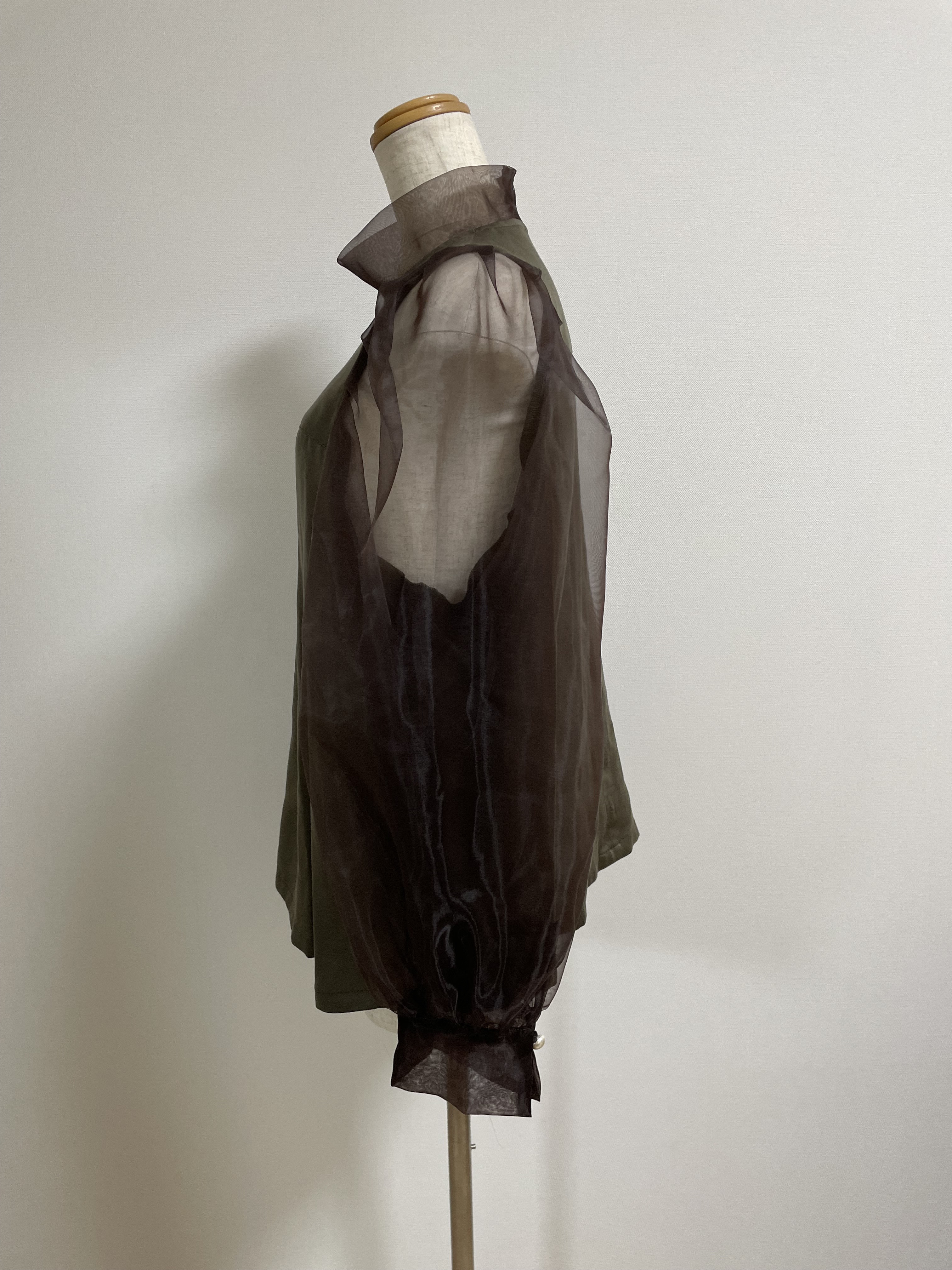 シアースリーブのブラウス　フォーマルシーンにも❣️