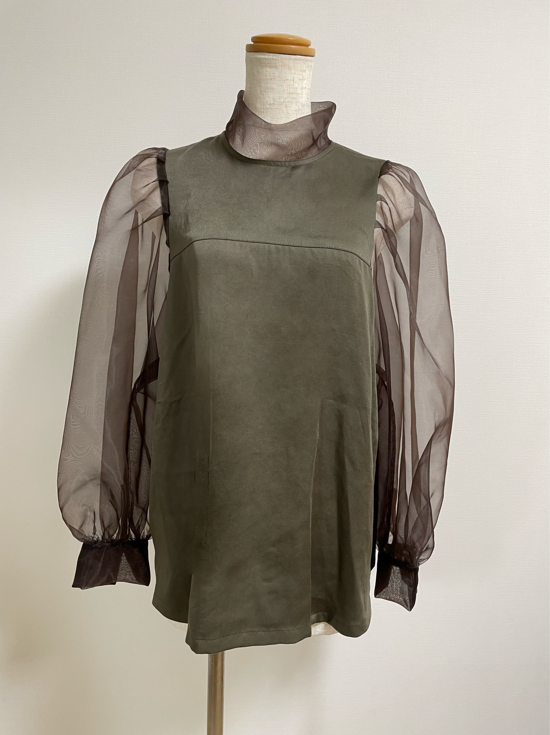 シアースリーブのブラウス　フォーマルシーンにも❣️