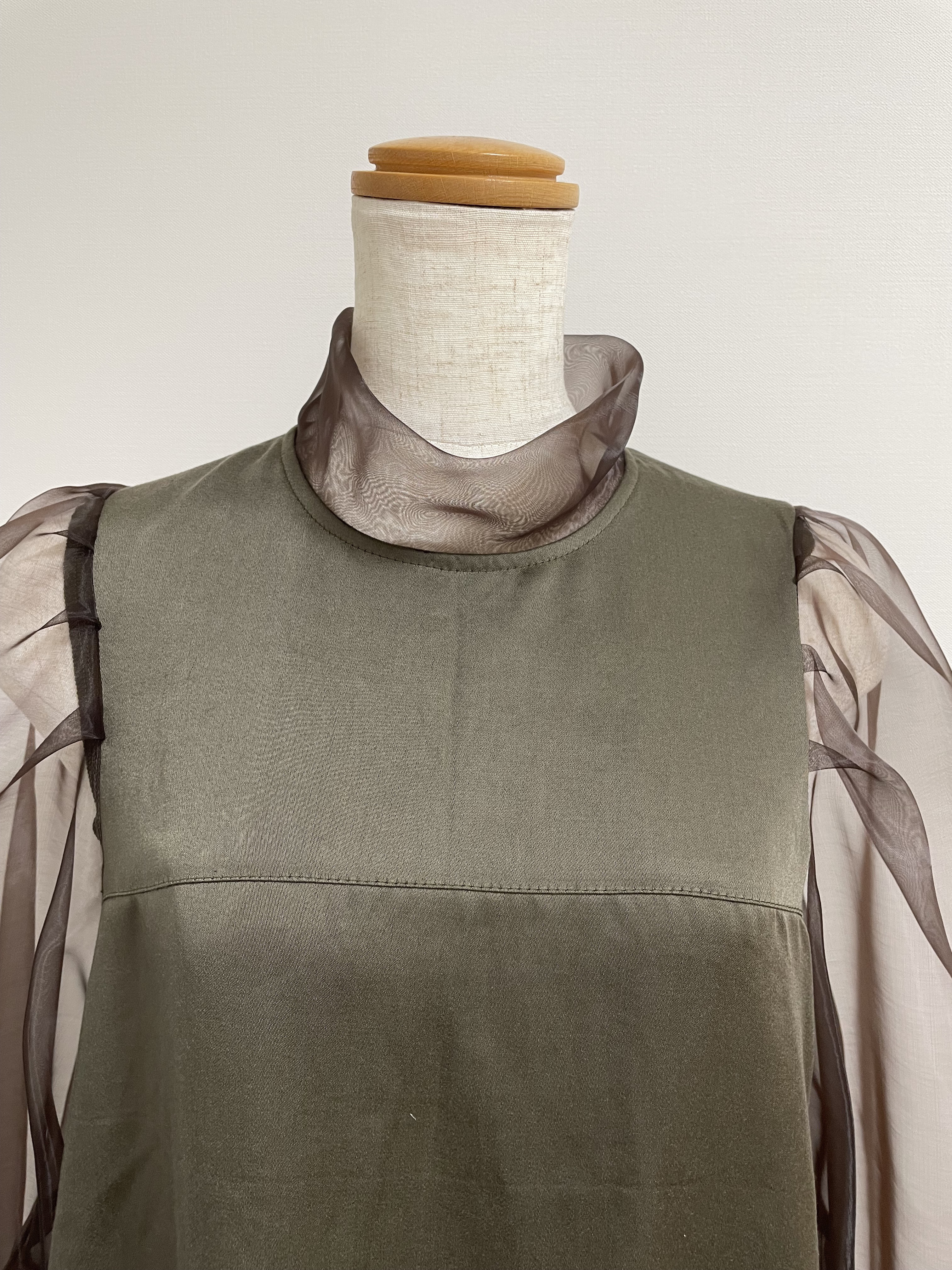 シアースリーブのブラウス　フォーマルシーンにも❣️