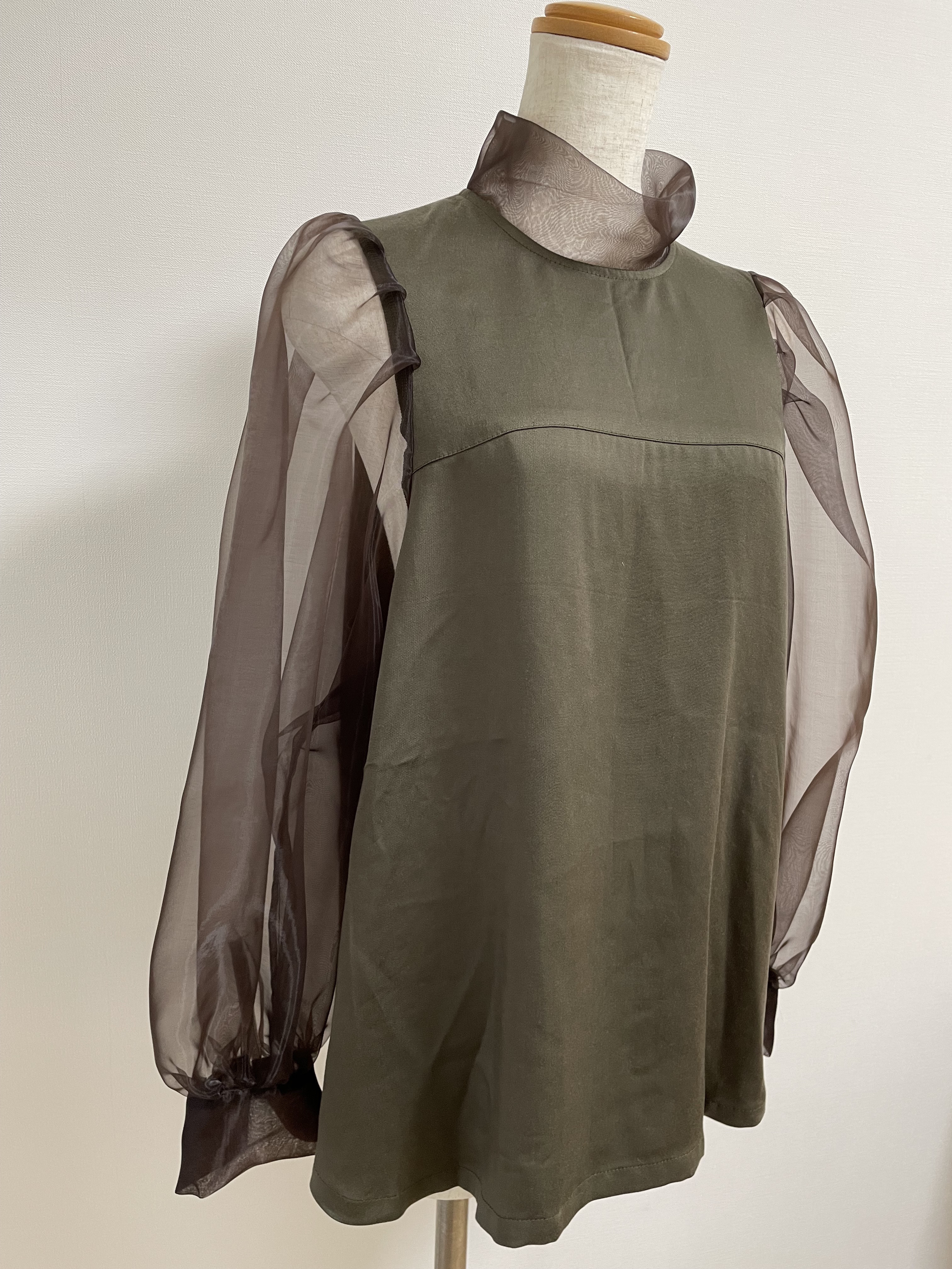 シアースリーブのブラウス　フォーマルシーンにも❣️