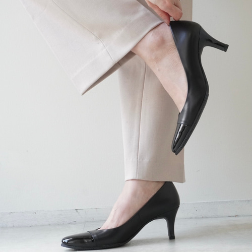 極美品 カネマツ パンプス スクエアトゥ Vカット レザー ブラック フォーマル 極美品 カネマツ パンプス スクエアトゥ Vカット レザー ブラック