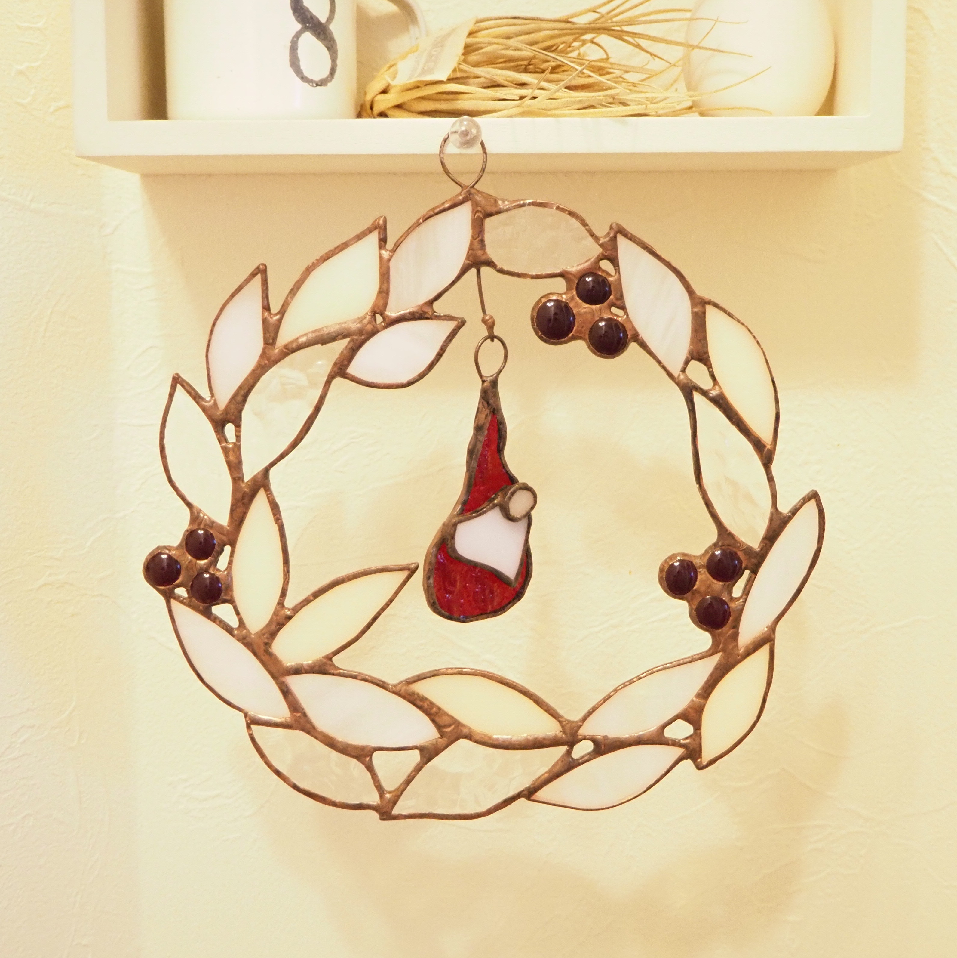 ステンドグラスの冬色リース　森のサンタさんのオーナメントつき