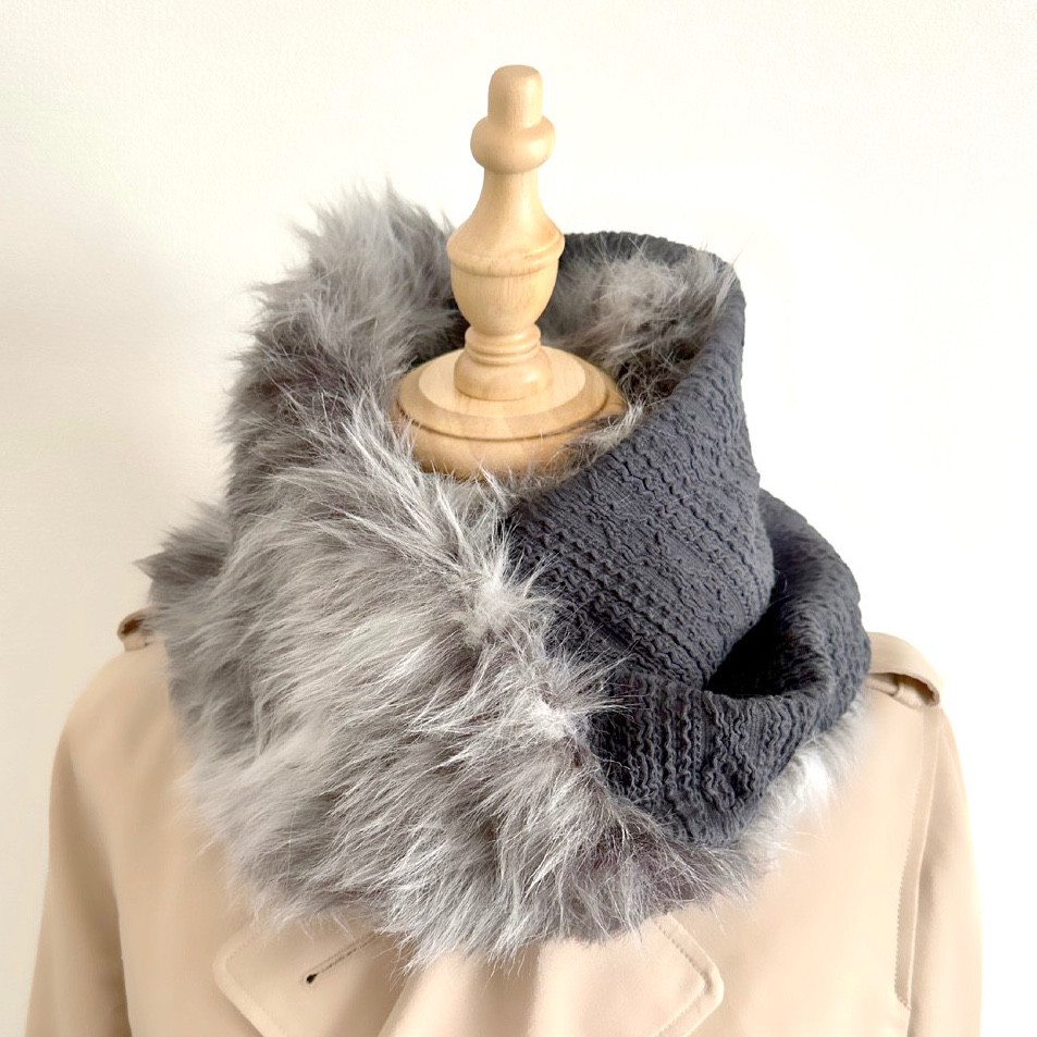 アラン織りジャガードニットとグラデーションロングファーのねじりスヌード【チャコール】