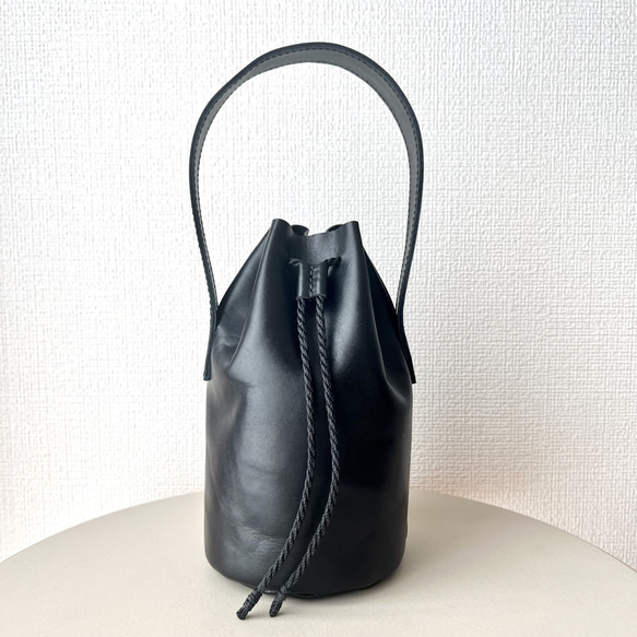 スムースレザー　レザーハンドルミニ巾着バッグ　ブラック　レザーハンドバッグ 3枚目の画像